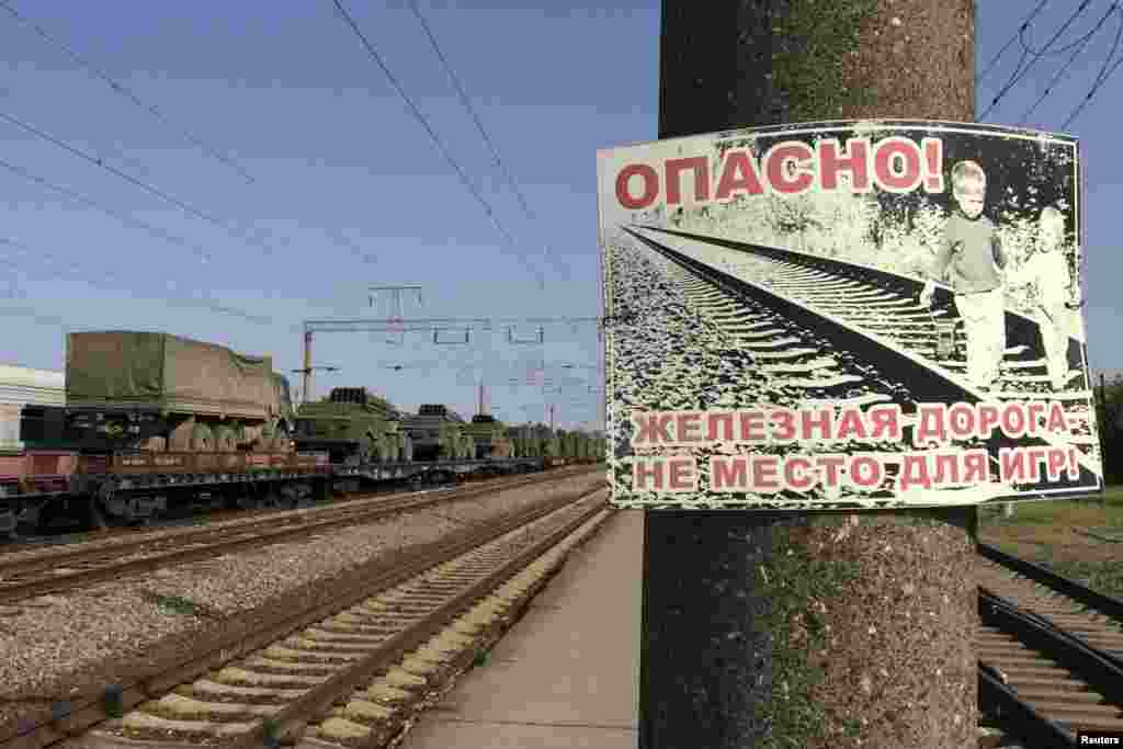 Поезд перевозит ракетные установки и военную технику в сторону российско-украинской границы через город Матвеев Курган, Ростовская область, 25 мая 2015 