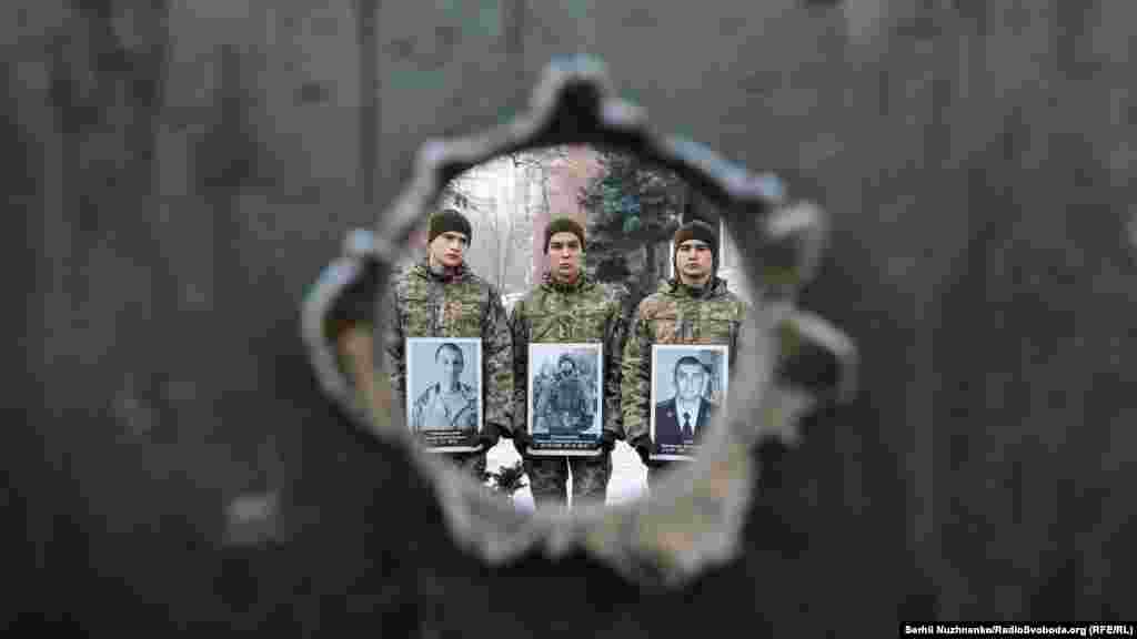 Украинские военные держали оборону аэропорта до 20 января 2015 года, но последние военнослужащие покинули его 23 января. По данным Генштаба Украины, за время обороны аэропорта погиб 101 военнослужащий, 440 были ранены, девять пропали без вести. Кроме подразделений ВСУ в обороне Донецкого аэропорта участвовали добровольцы. Кадеты держат портреты "киборгов", погибших 20 января