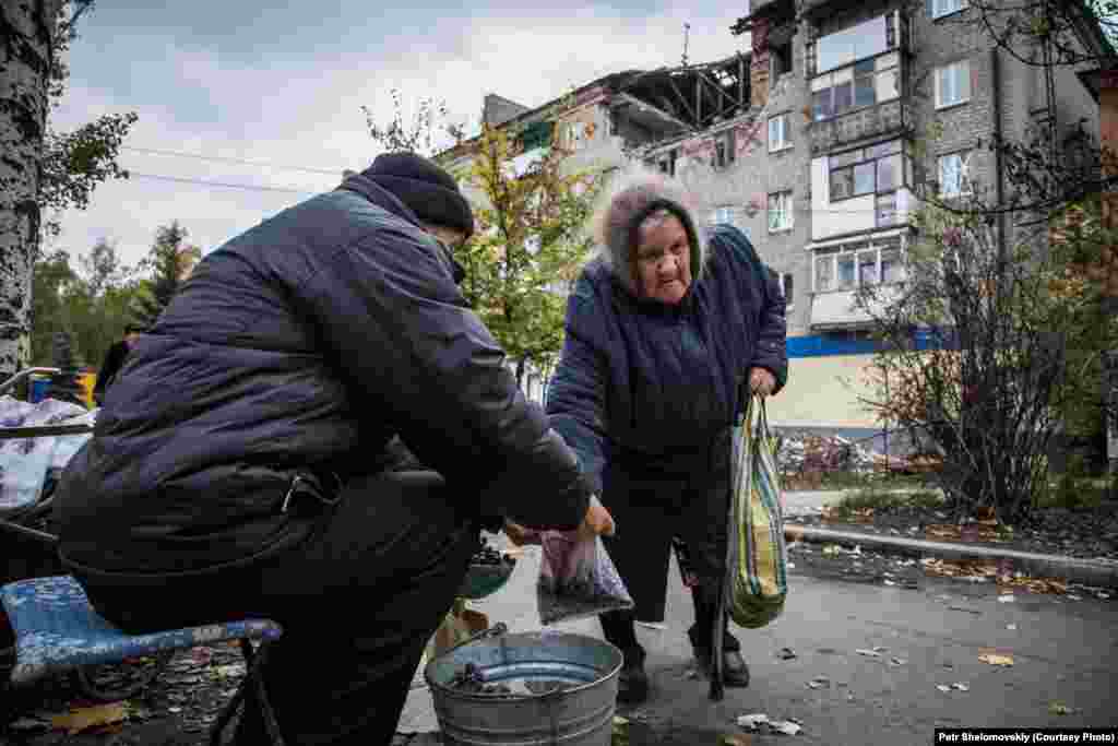 Житель Горловки - Николай - продает виноград, который он выращивает в своем саду. Население возврашается в свои дома, но найти работу очень сложно. Горловка. Украина. Октябрь 2014