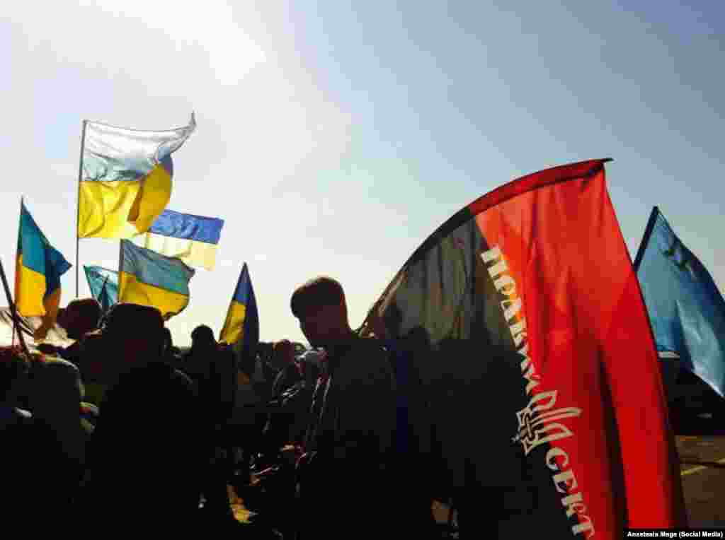 К блокаде присоединились ойцы украинских добровольческих батальонов "Правый сектор" и "Айдар" 