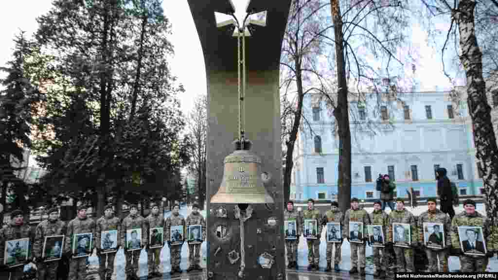 У мемориала ударом в колокол каждый день поминают "военнослужащих Вооруженных сил Украины, которые погибли за свободу, независимость и территориальную целостность Украины, мир во всем мире и порядок"